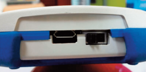 Face latérale avant - connecteur de charge et interrupteur marche-arrêt