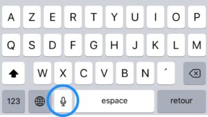 Icône micro sur clavier d’un iPad après activation du mode dictée