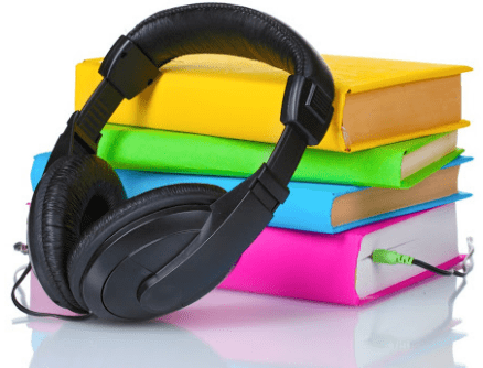 Un casque audio posé sur des livres