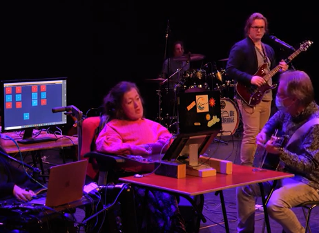 Pauline en concert utilise EyePlayChord avec une commande oculaire