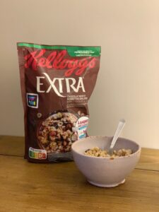 Un bol et un paquet de céréales