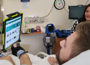 Personne alitée utilisant une tablette