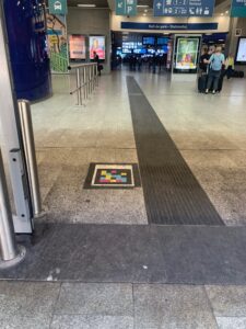 Bande podotactile et code Navilens