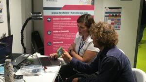 Une ergothérapeute du TechLab conseille un particulier lors d'un salon Autonomic