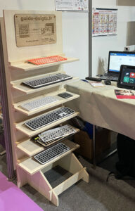 Présentoir avec plusieurs modèles de clavier équipés de guide-doigts