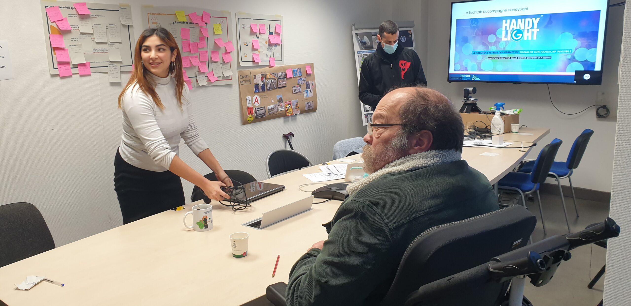 Photo d'ambiance de l'atelier HandyLight montrant les participants et les supports d'animation