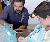 Ancienne technique : lampe frontale (extrait de la vidéo Alis : “vie quotidienne et Locked in Syndrome”