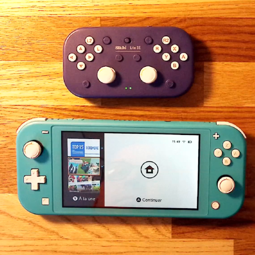 La manette 8BitDo violette avec une Switch Lite turquoise