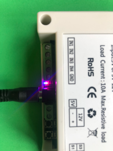 La commutation d'un relais se traduit pas une information auditive (un clac !) et visuelle (une led). 